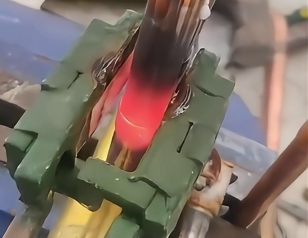 手持式高頻焊機，在制冷冰箱空調生產領域起到至關重要的作用，例如銅管焊接，鋁管焊接，四通閥焊接等