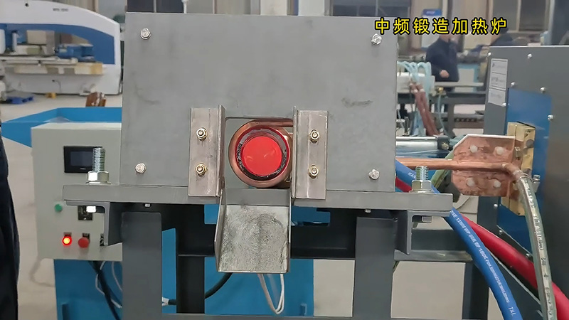 中頻鍛造加熱爐配置自動化控制系統(tǒng)和送料機(jī)，確實是一種高效、精準(zhǔn)的熱處理設(shè)備。