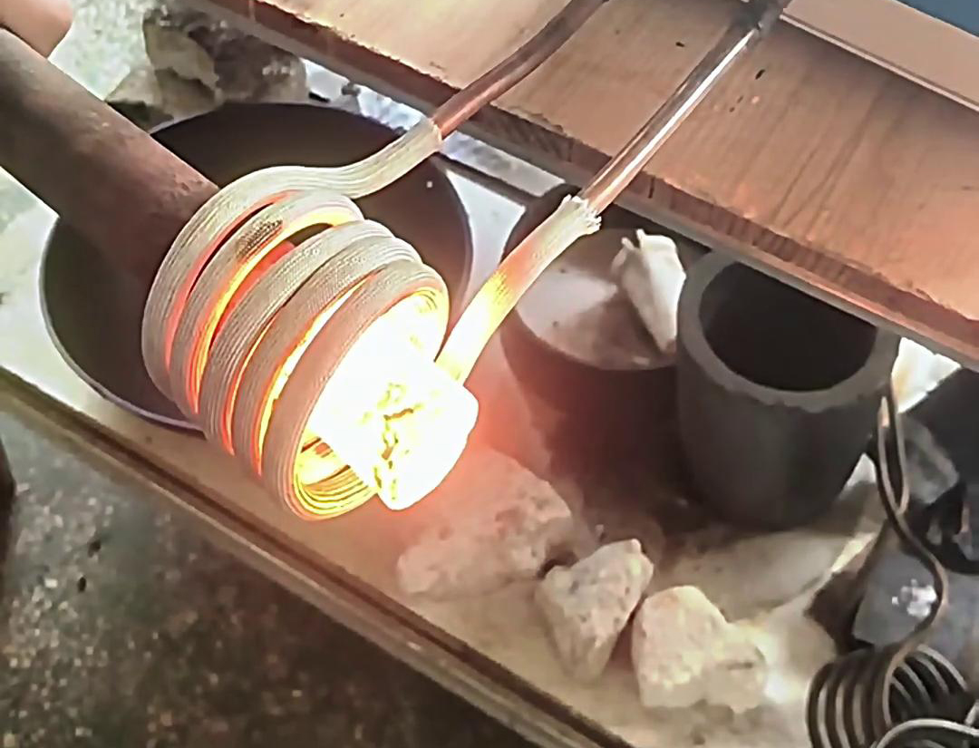 高頻機(jī)棒料加熱適用于需要快速加熱至特定溫度的應(yīng)用場(chǎng)景，如熱處理、熱鍛、焊接等工藝。