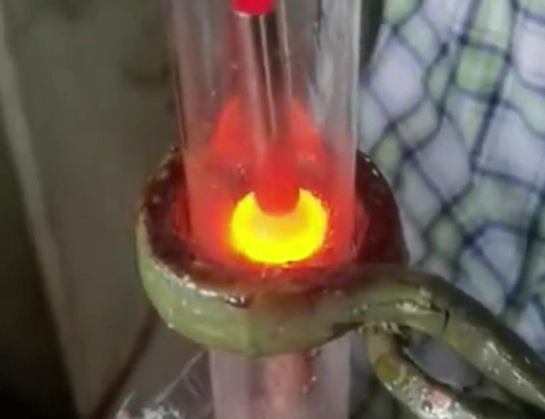 通過手持式高頻加熱機(jī)在氮氣保護(hù)下焊接銅管，可以獲得高質(zhì)量的焊縫，提高產(chǎn)品的性能和可靠性