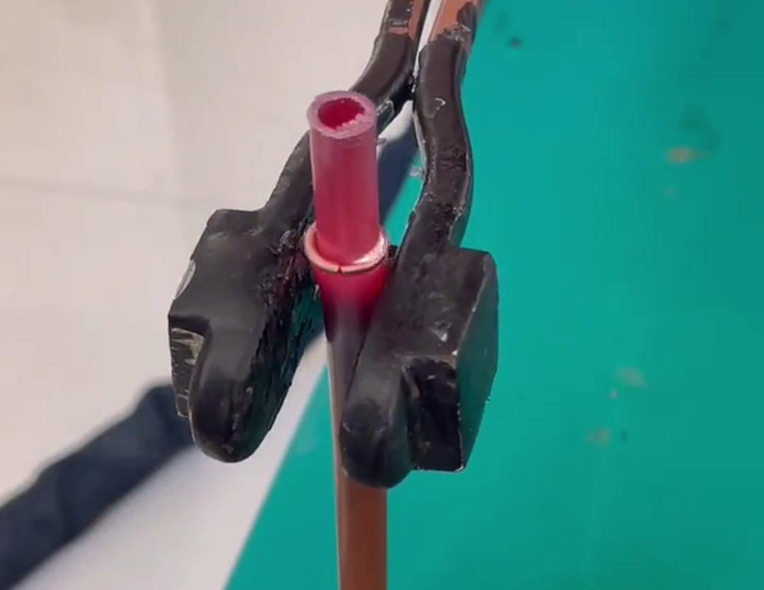 散熱器銅管對接焊用手持式高頻機，只要三秒就可以焊接完成，看一看效果如何