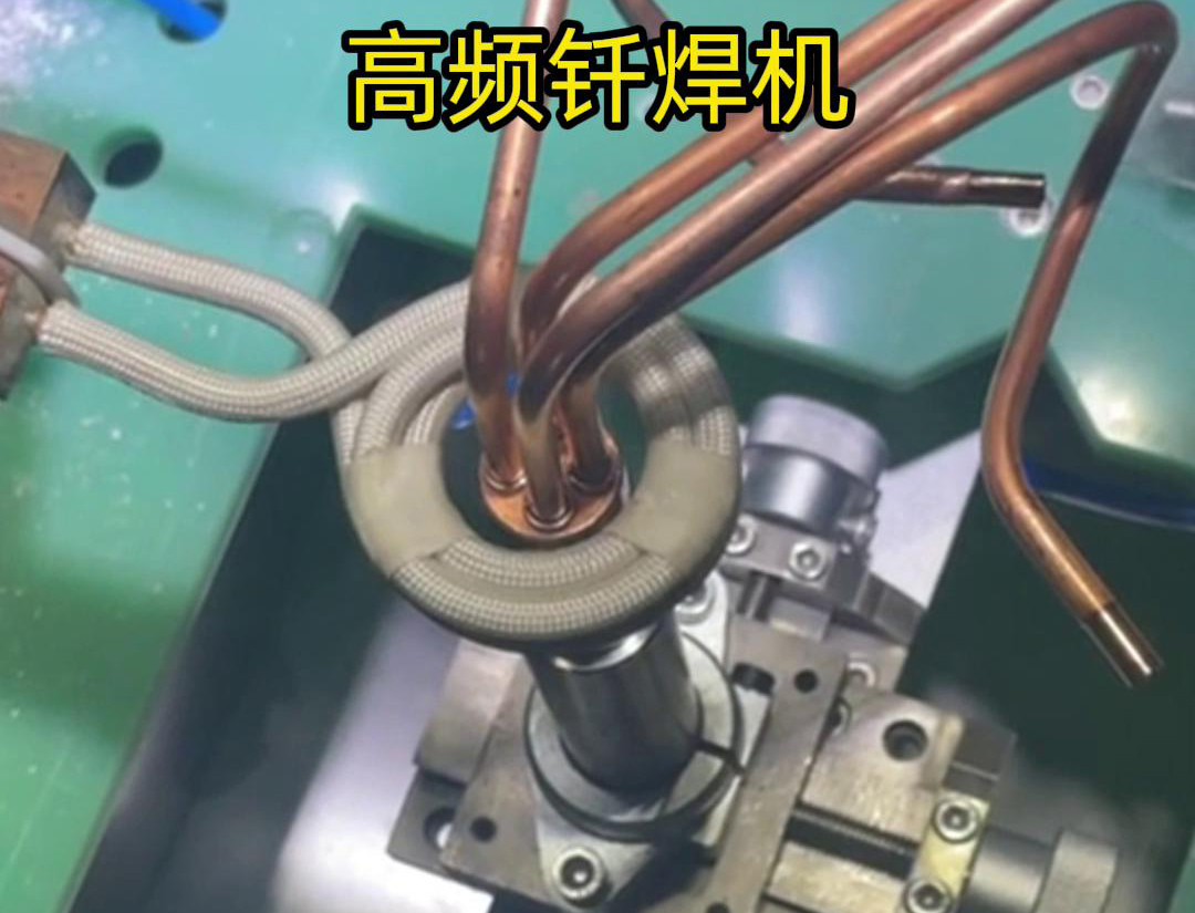 在雙工位自動感應(yīng)釬焊設(shè)備中，每個工位都配備了獨立的感應(yīng)加熱系統(tǒng)和釬焊工具，確保兩個工位可以同時進行焊接作業(yè)