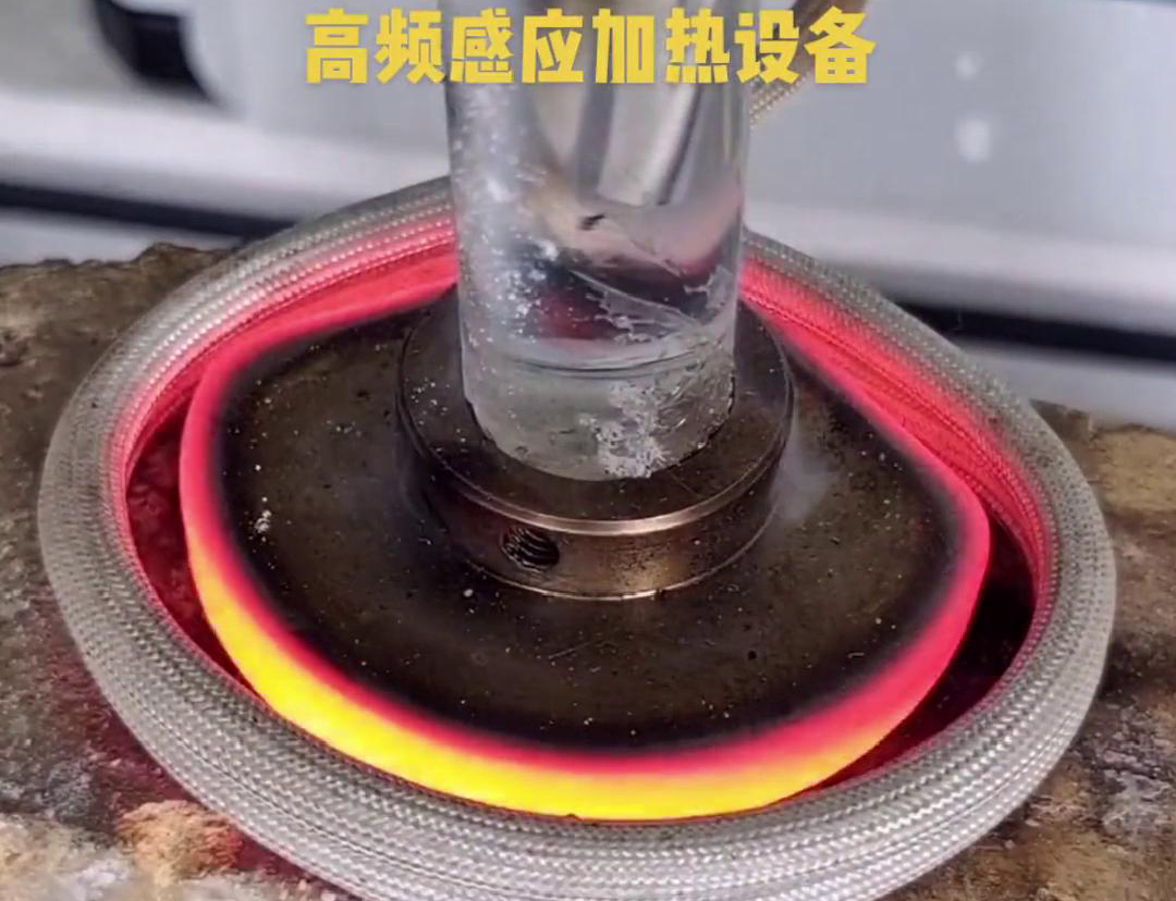 高頻焊機(jī)焊接因其高效、高質(zhì)量、環(huán)保、操作簡便和適應(yīng)性強(qiáng)等優(yōu)點(diǎn)，被廣泛應(yīng)用于各個(gè)行業(yè)
