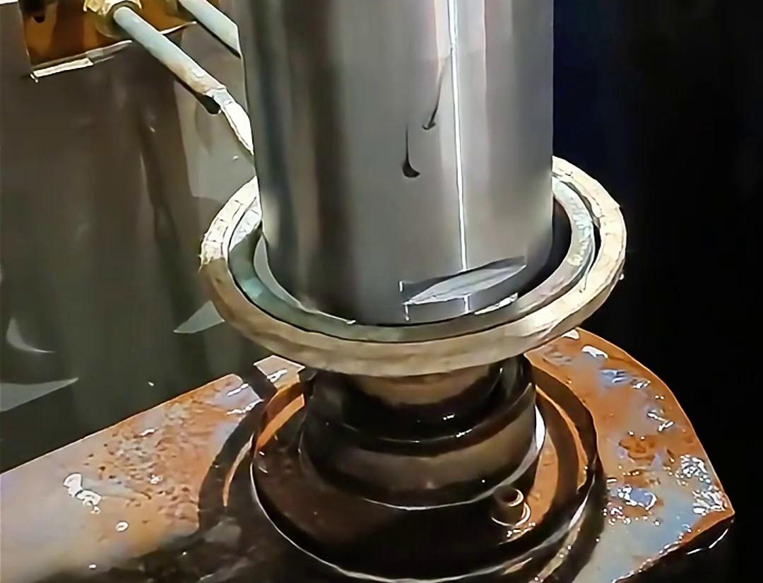 高頻淬火機床具有多個顯著的優(yōu)點，淬火速度快，通常只需幾秒鐘即可完成淬火過程