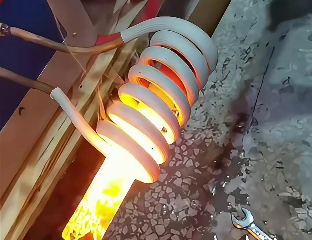 鐵棒的高頻加熱具有效率高、速度快、操作簡單等優(yōu)點，廣泛應用于金屬材料加工
