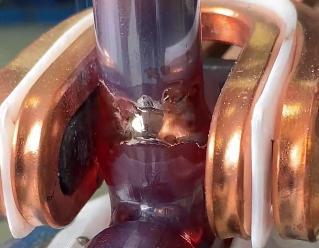 這就是手持式高頻焊機(jī)焊接銅管的效果，有了它，可以放棄大部分火焰焊接場(chǎng)合了
