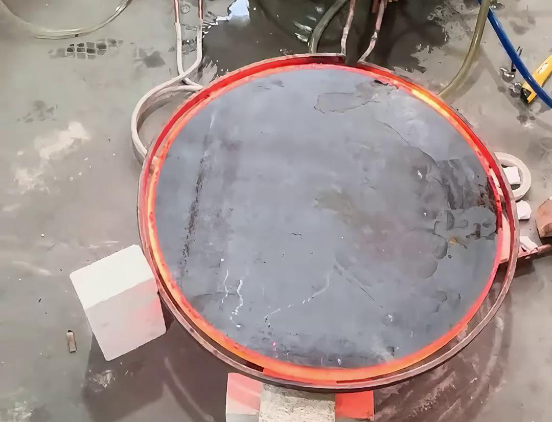超音頻感應(yīng)加熱設(shè)備對(duì)直徑700mm、厚度20mm的圓形鐵餅加熱至900度