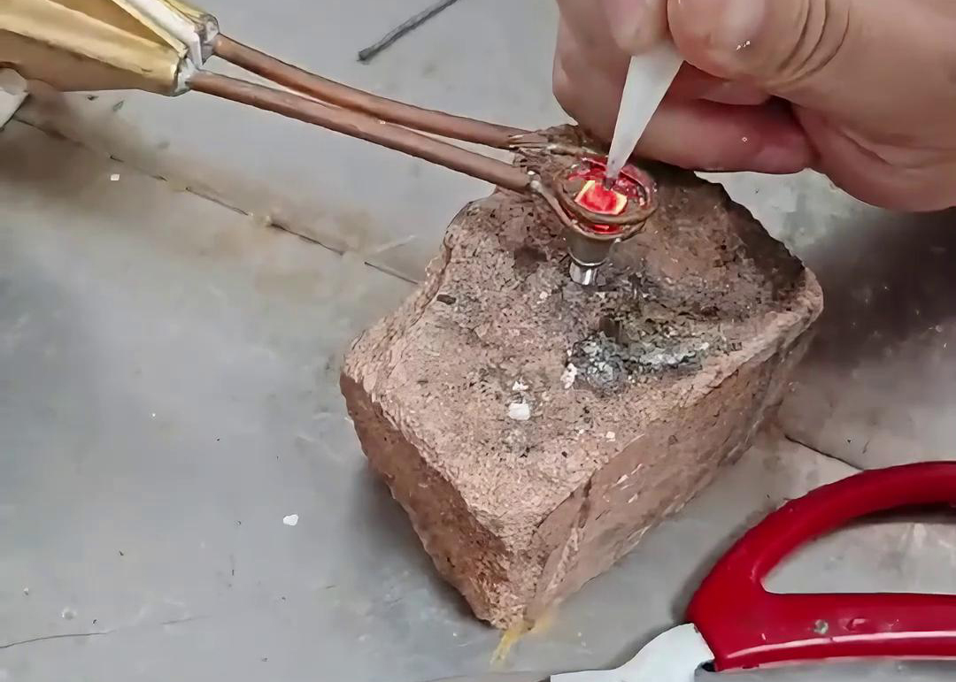 超高頻焊機憑借其獨特的工作原理和優(yōu)勢，在鎢鋼焊接方面表現(xiàn)出色