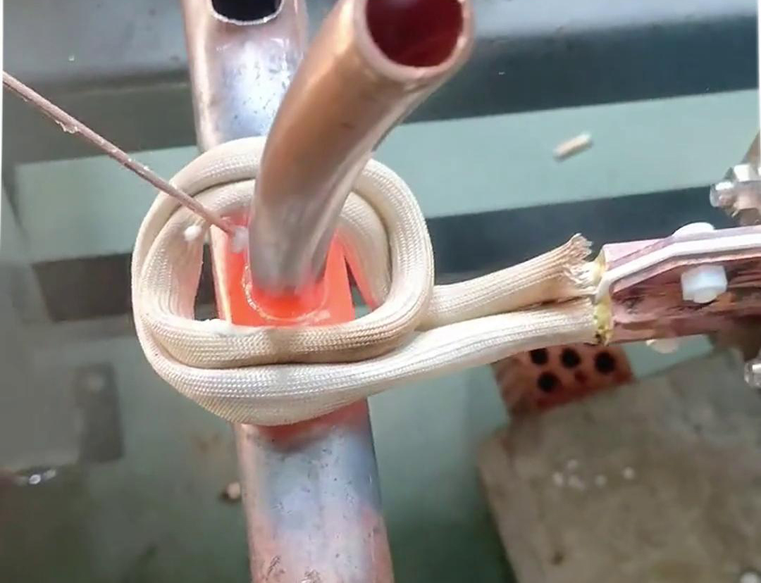 這款手持式高頻焊機(jī)就不一樣了，它焊接銅管操作簡單，新手幾分鐘就能學(xué)會(huì)
