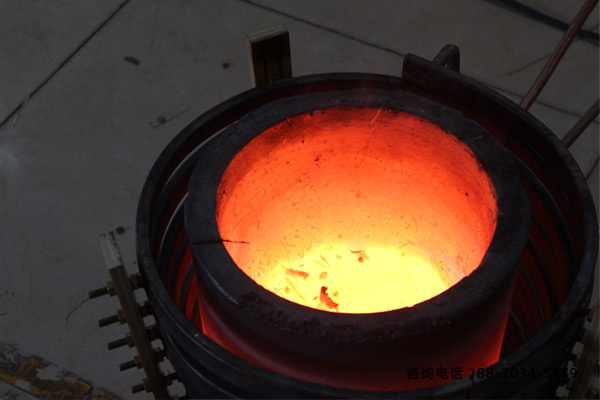 15中頻熔煉爐現(xiàn)場 15中頻熔煉爐現(xiàn)場